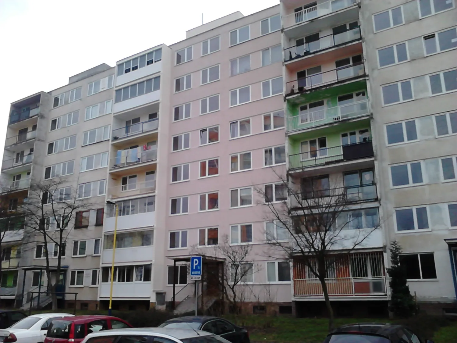 Obnova fasády a vonkajších častí balkónov termoizolačným náterom na ulici Stálicová 16