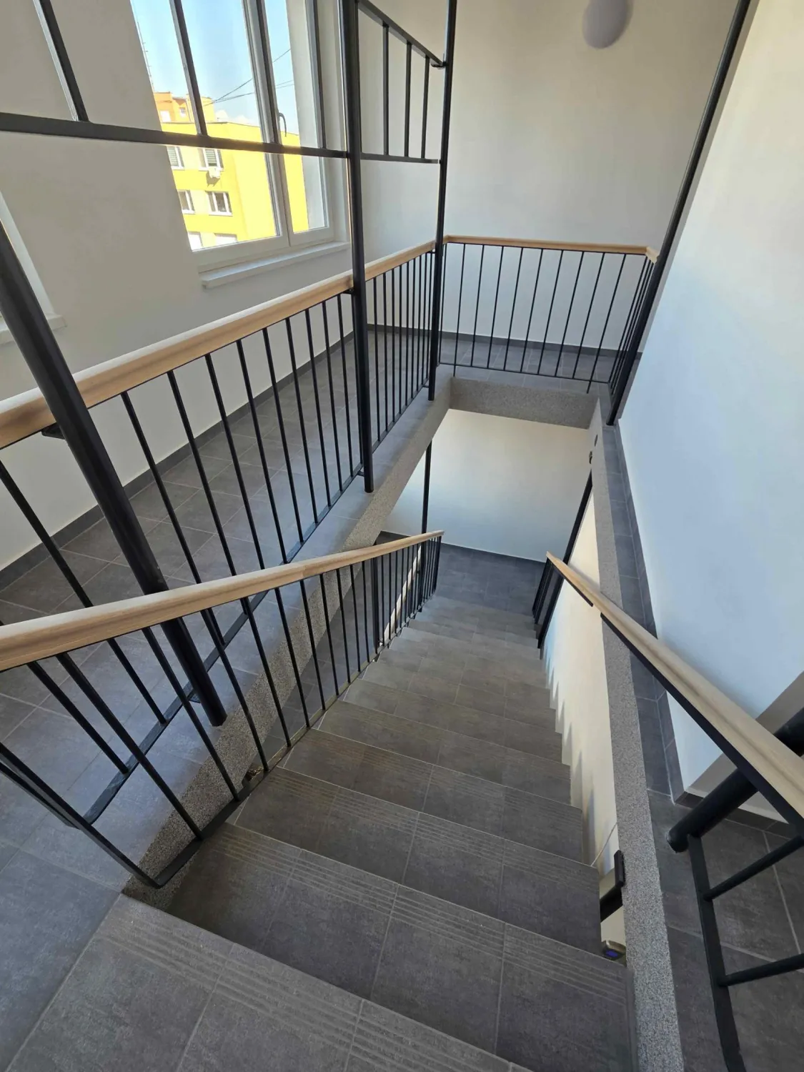 Rekonštrukcia interiéru a vstupu BD Magurská 6